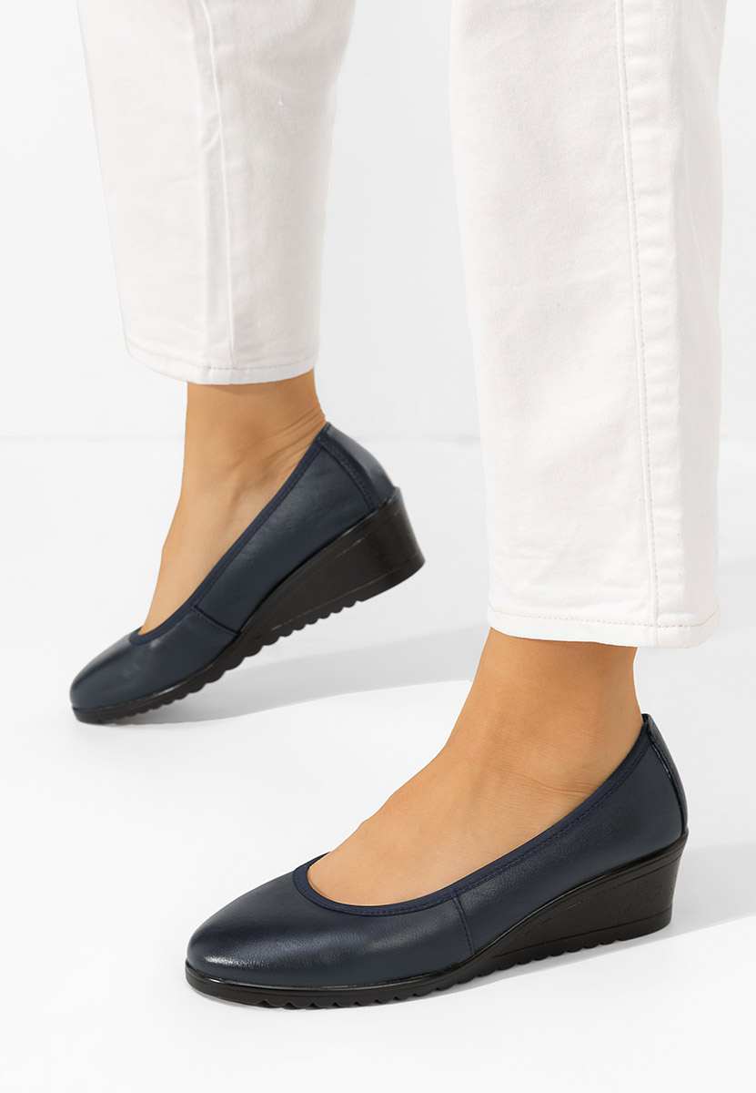 Granatowe czółenka na koturnie Josmia