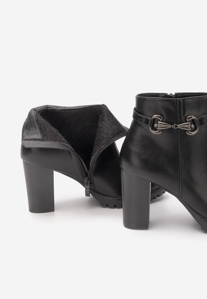 Czarne botki na słupku Nesia
