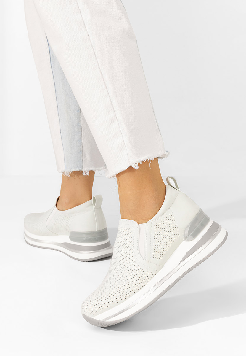 Białe sneakersy na koturnie Reba