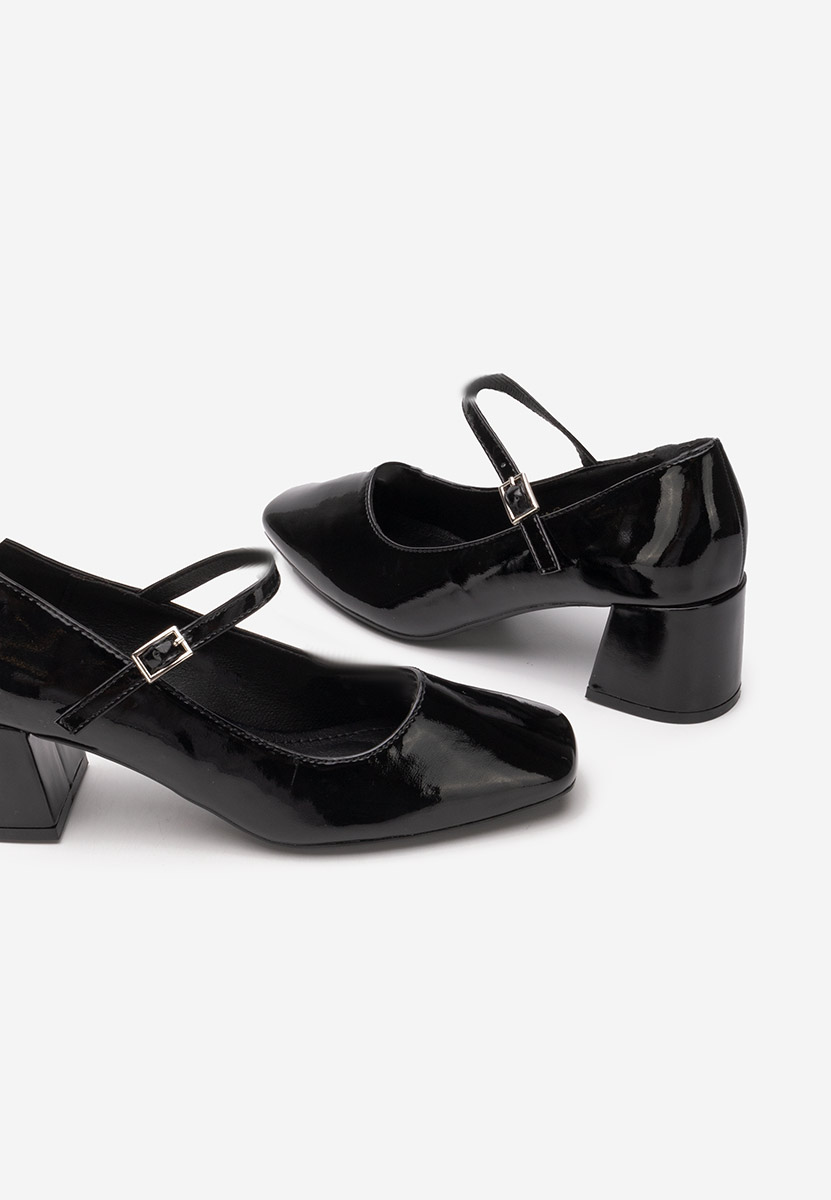 Czarne czółenka na słupku Erosa V4