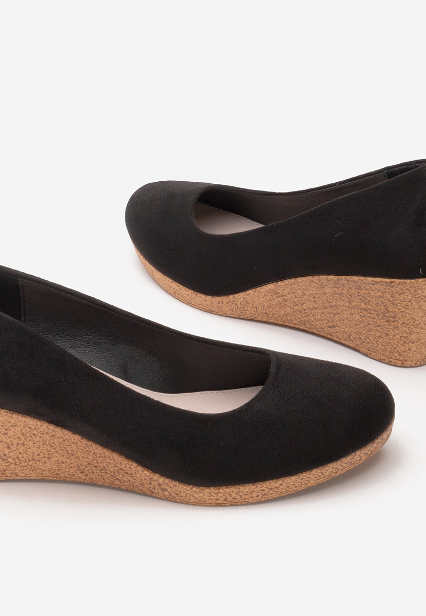 Czarne czółenka na koturnie Gricelda