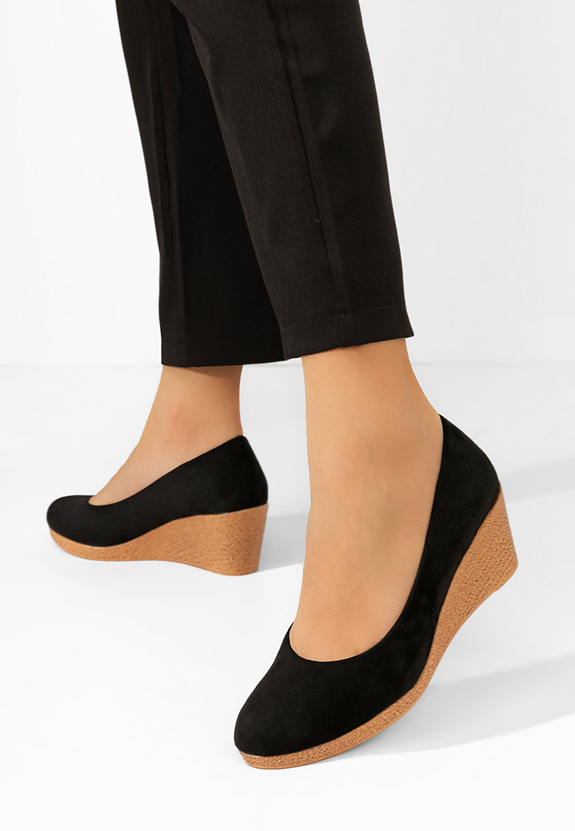 Czarne czółenka na koturnie Gricelda