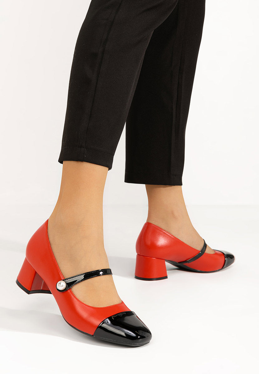 Czerwone czółenka na słupku Blety