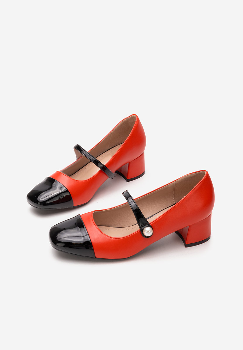 Czerwone czółenka na słupku Blety