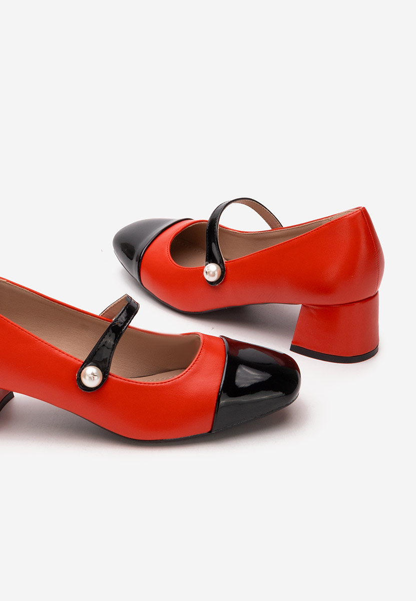 Czerwone czółenka na słupku Blety