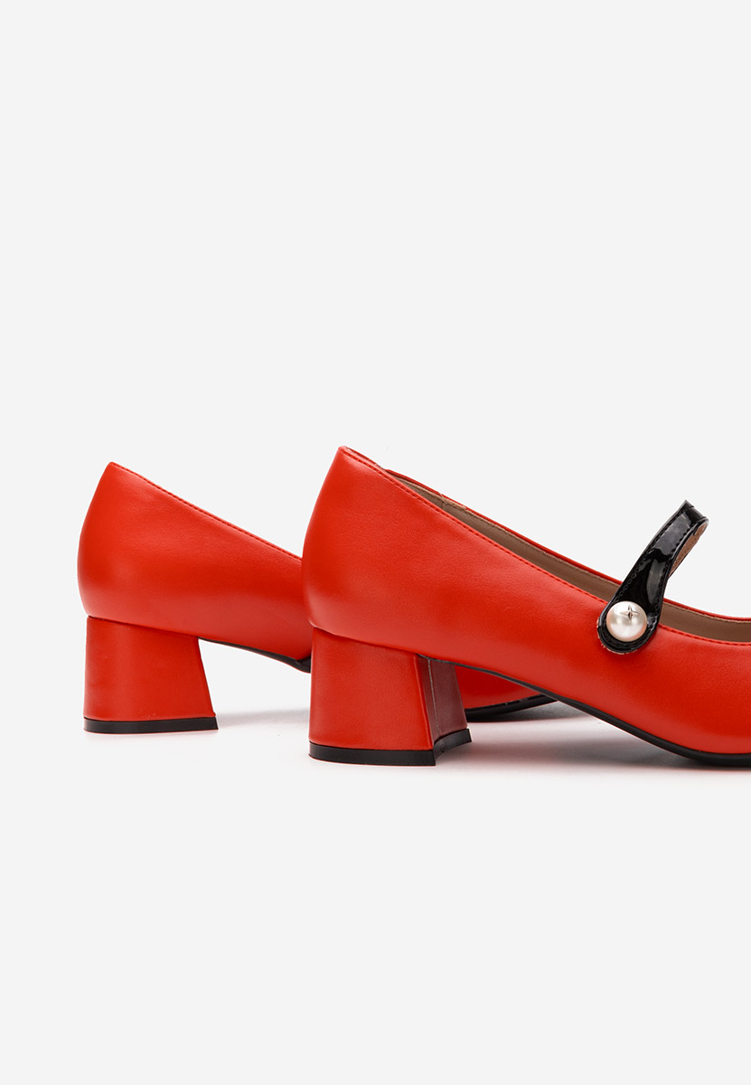 Czerwone czółenka na słupku Blety