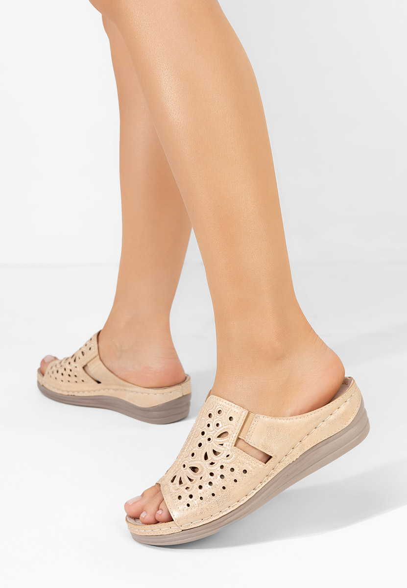 Beżowe klapki na koturnie Evangelina