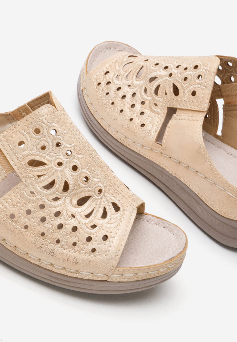 Beżowe klapki na koturnie Evangelina