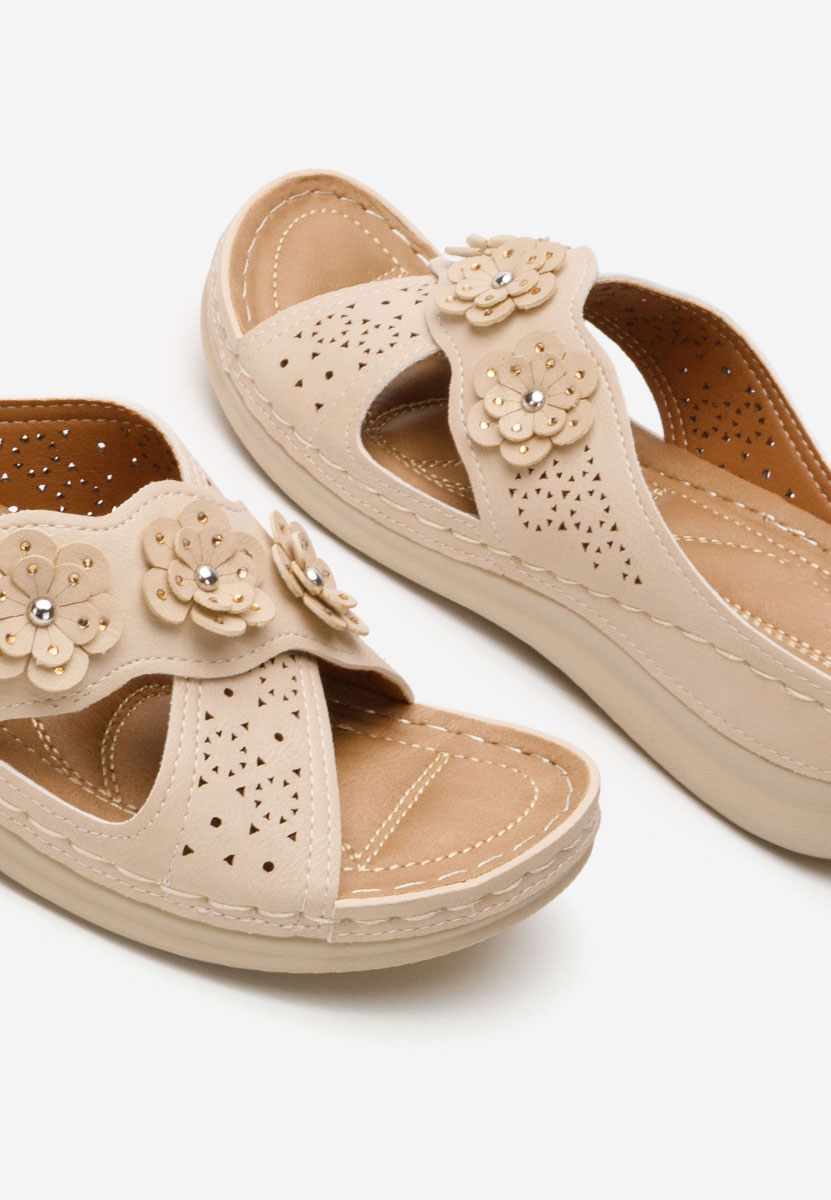 Beżowe klapki na koturnie Clarysa