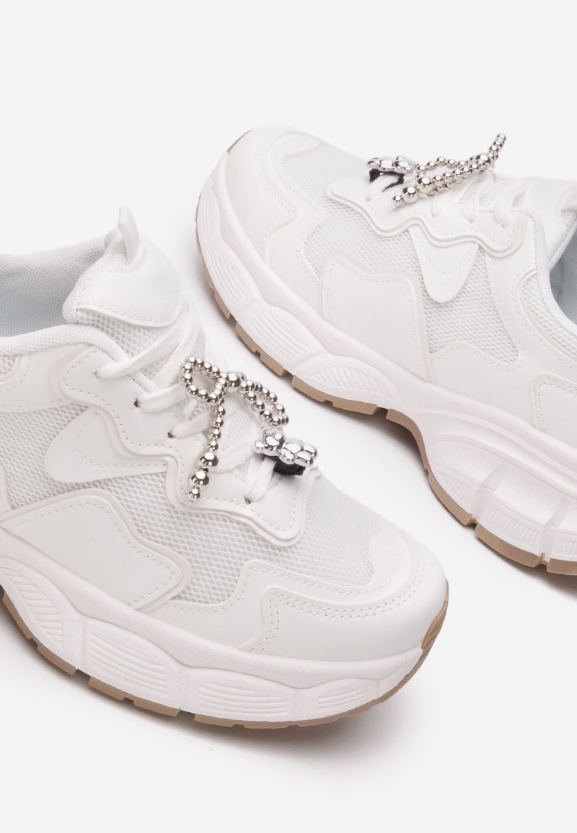 Białe sneakersy na koturnie Jasmyne