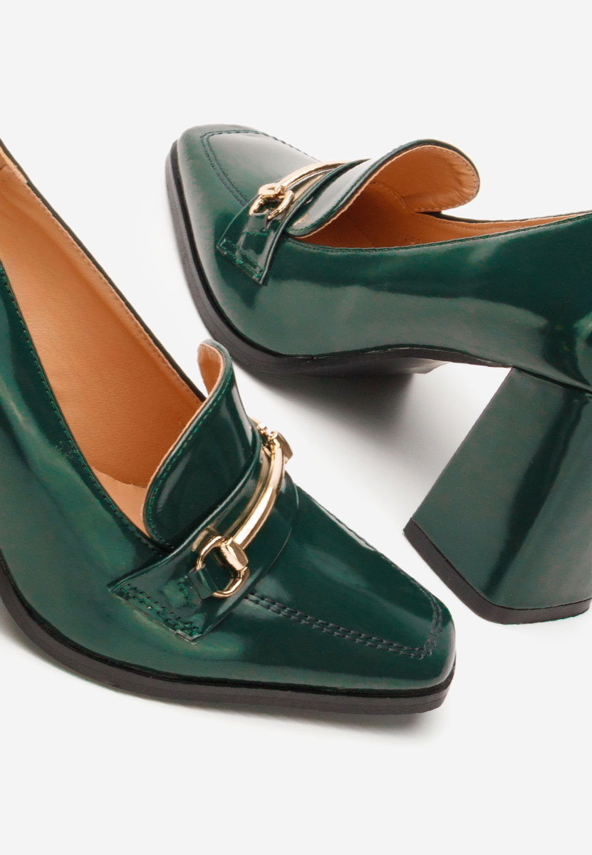 Zielone mokasyny na słupku Noriana