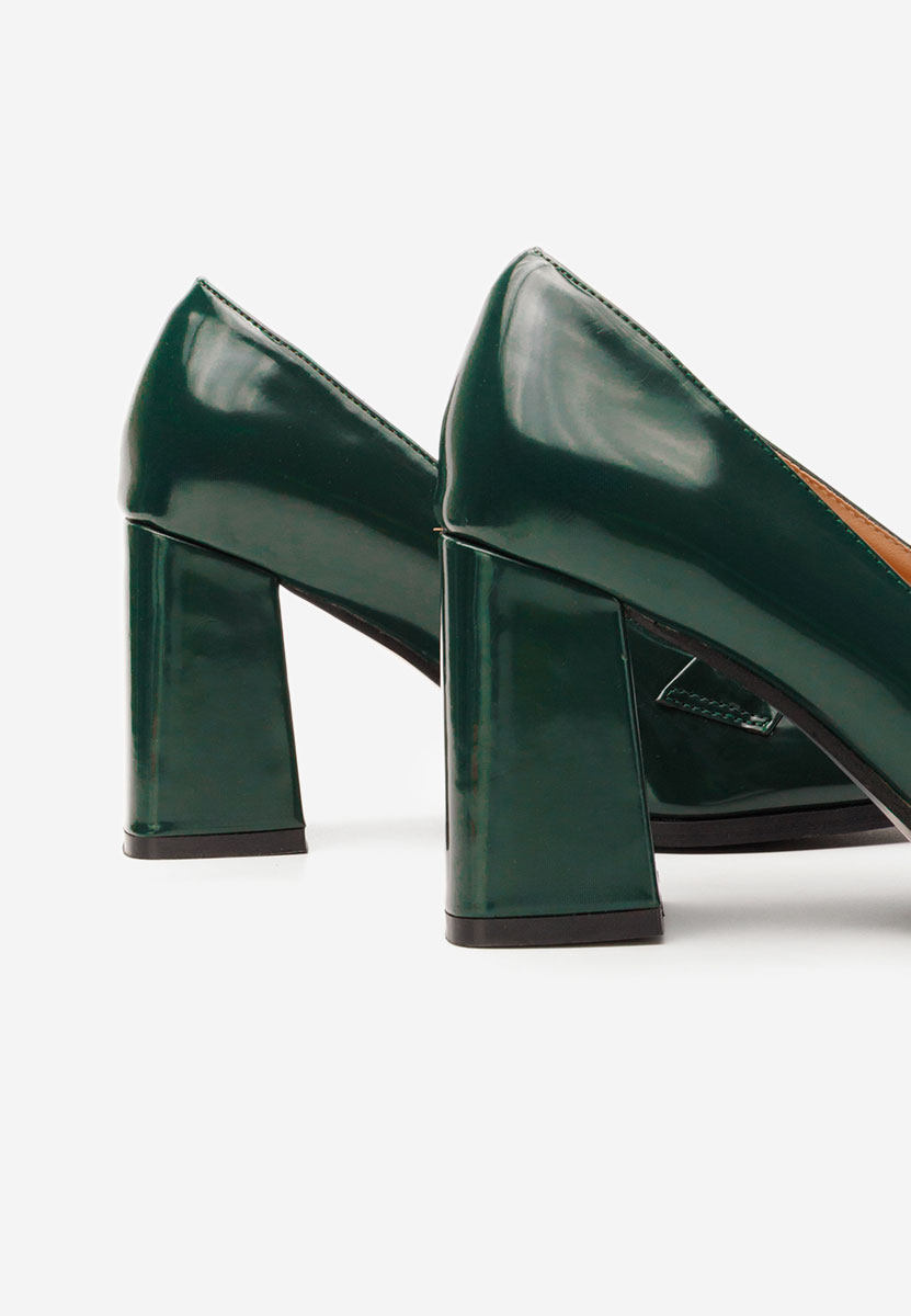 Zielone mokasyny na słupku Noriana