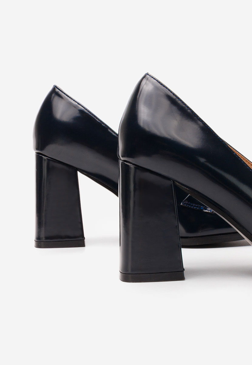 Granatowe mokasyny na słupku Noriana