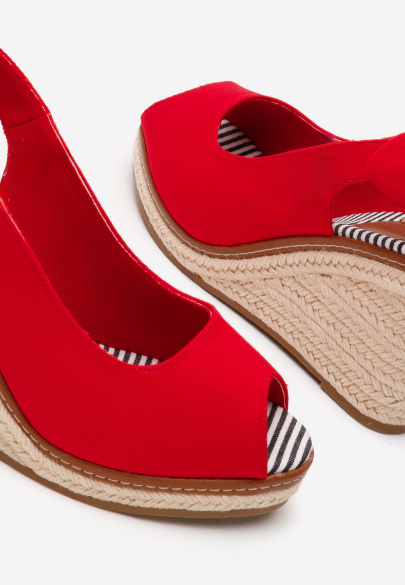 Czerwone sandały na koturnie Cyerra