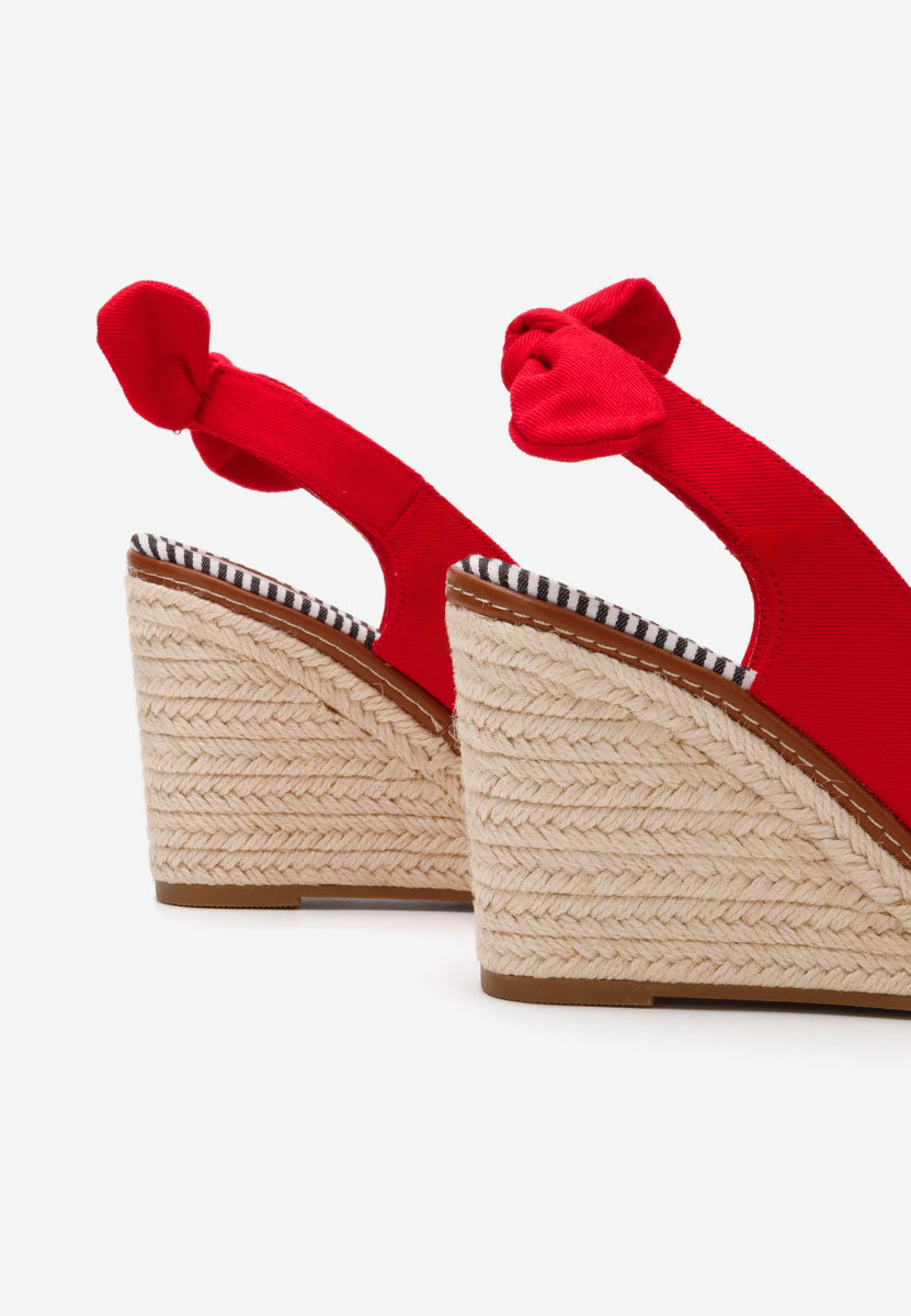 Czerwone sandały na koturnie Cyerra