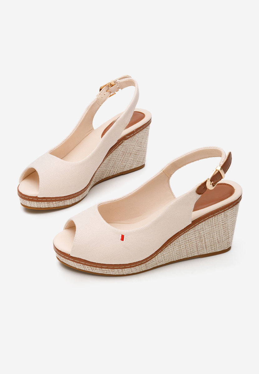 Beżowe sandały na koturnie Carolla