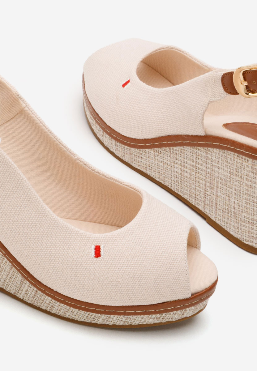 Beżowe sandały na koturnie Carolla