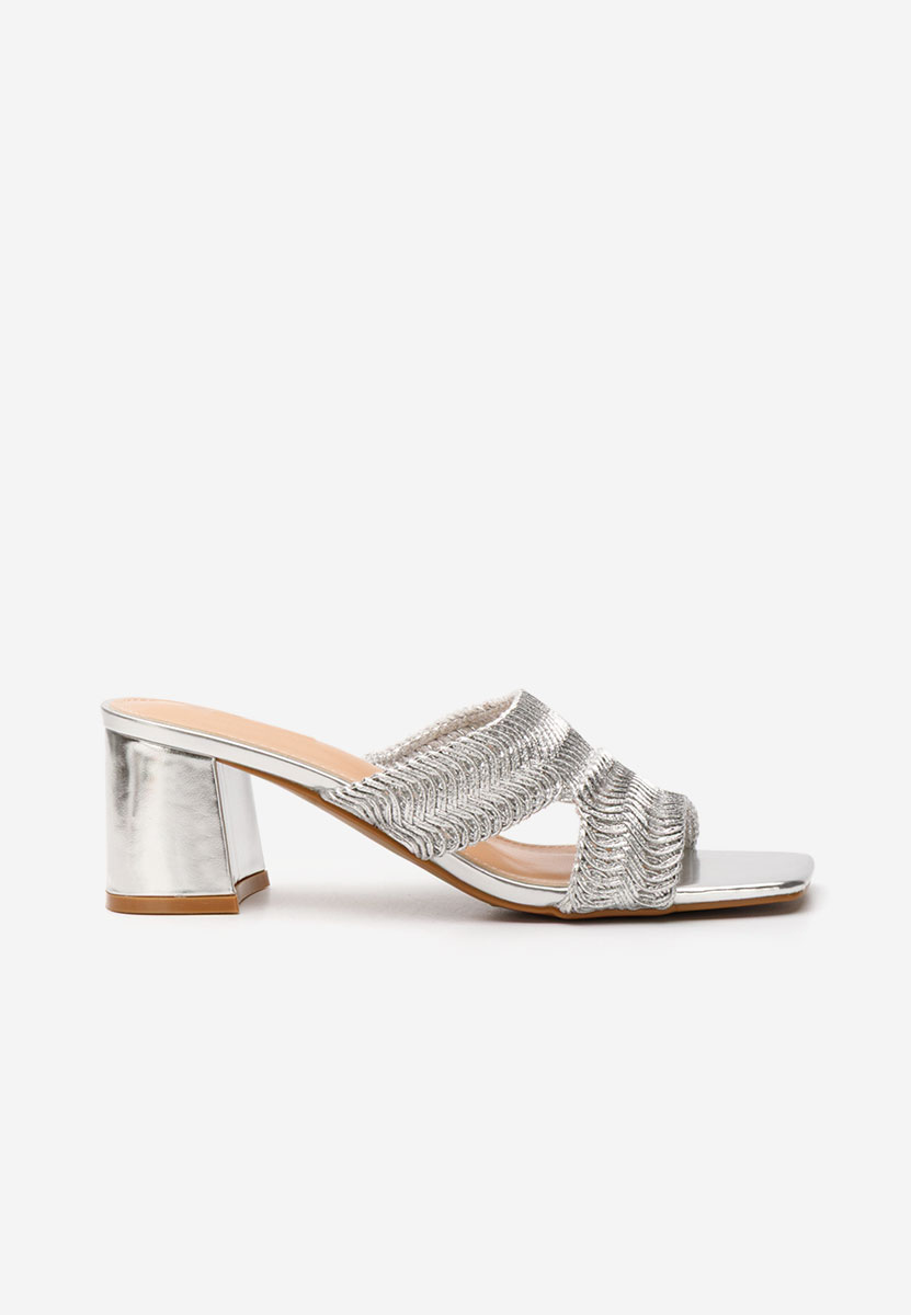 Srebrne klapki na obcasie Nely