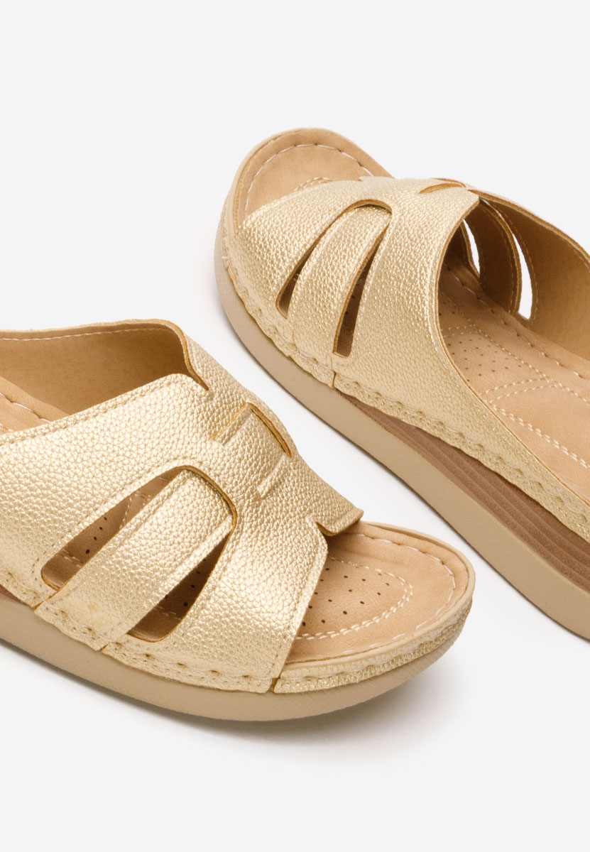 Złote klapki na koturnie Marhta