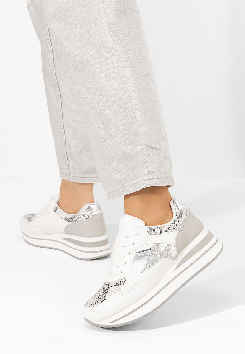 Białe sneakersy na platformie Jacquelyne