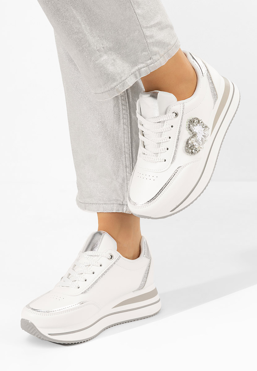 Białe sneakersy na platformie Karma
