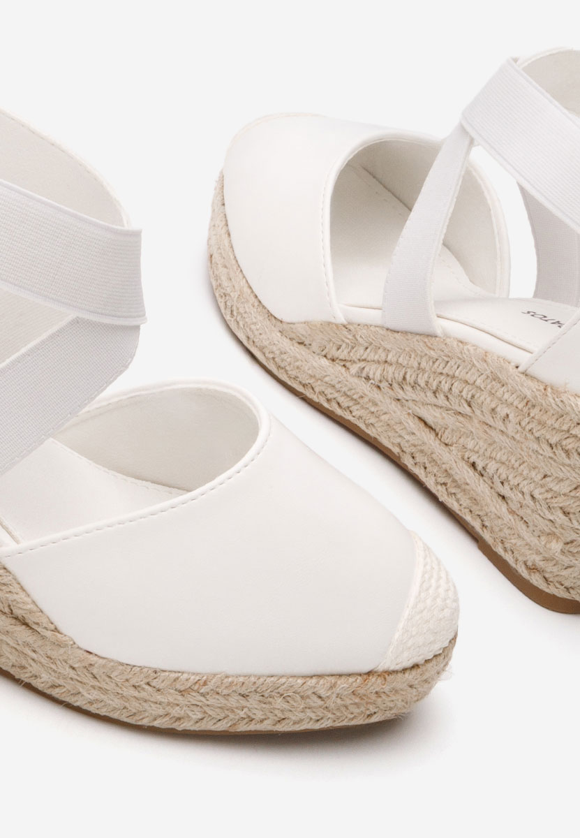 Białe sandały na koturnie Rosaria