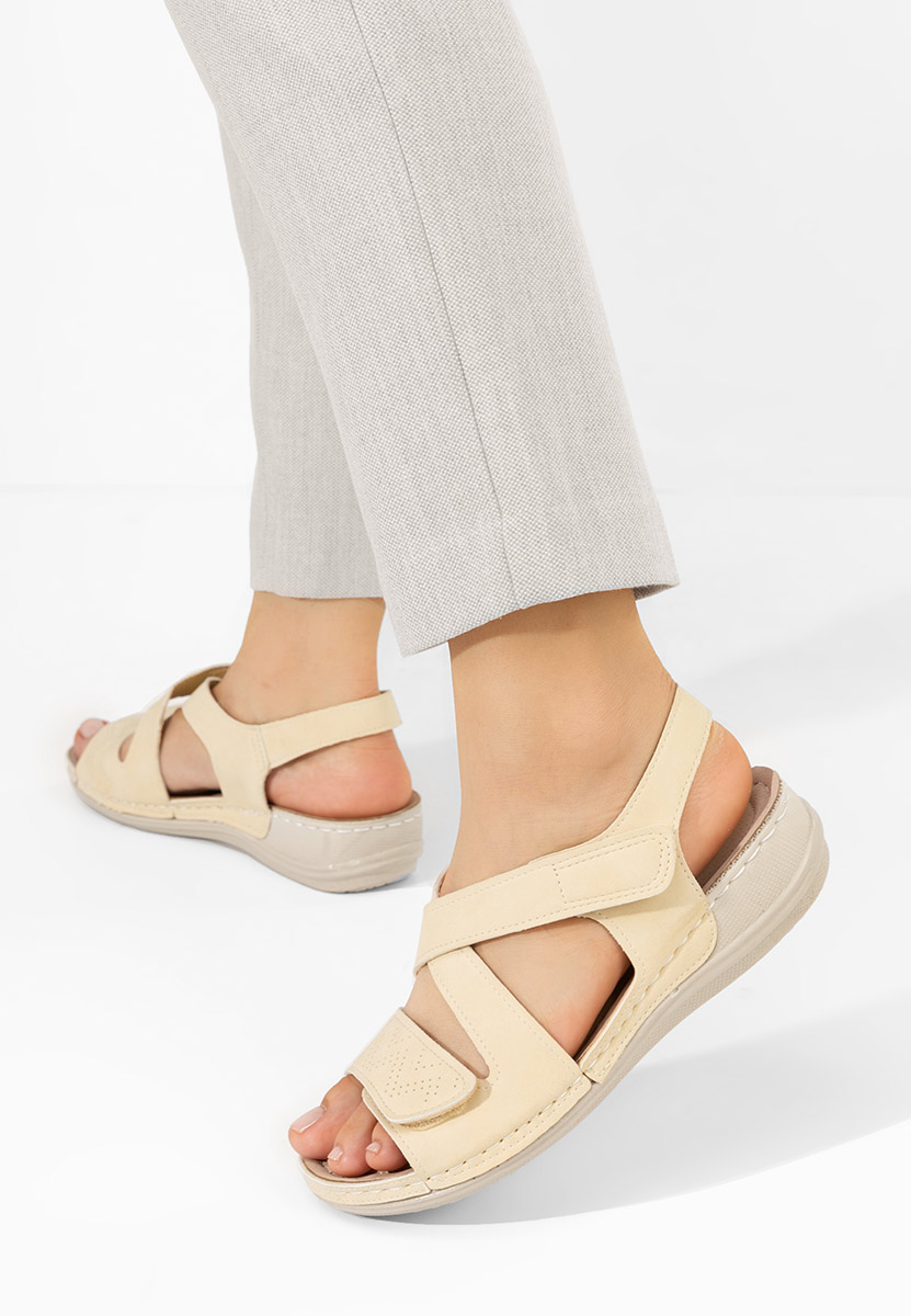 Beżowe sandały na niskim koturnie Lastisa