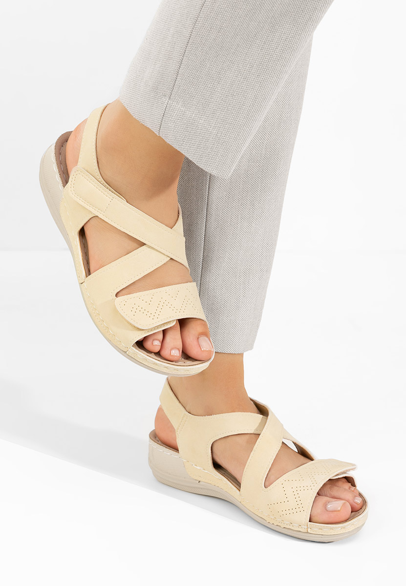 Beżowe sandały na niskim koturnie Lastisa