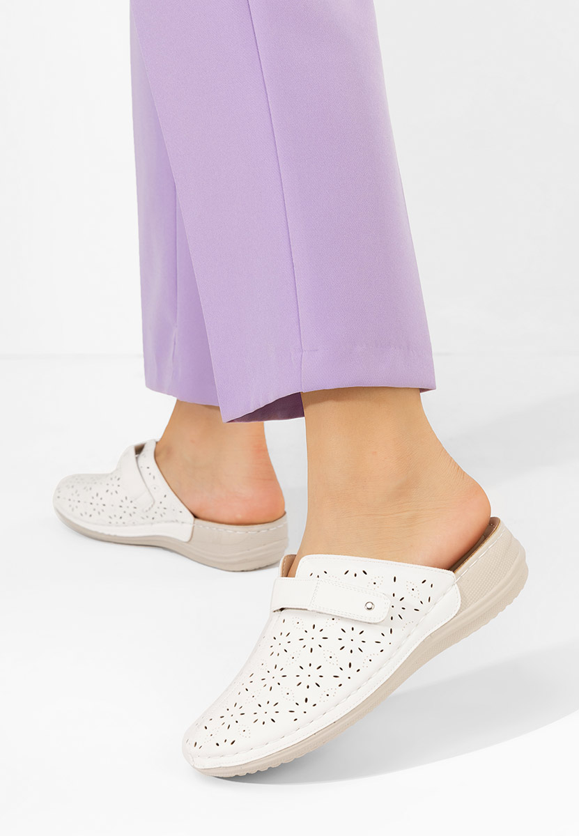 Białe drewniaki Sevastyana