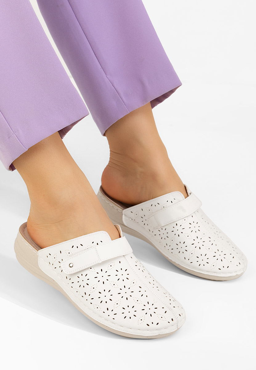 Białe drewniaki Sevastyana