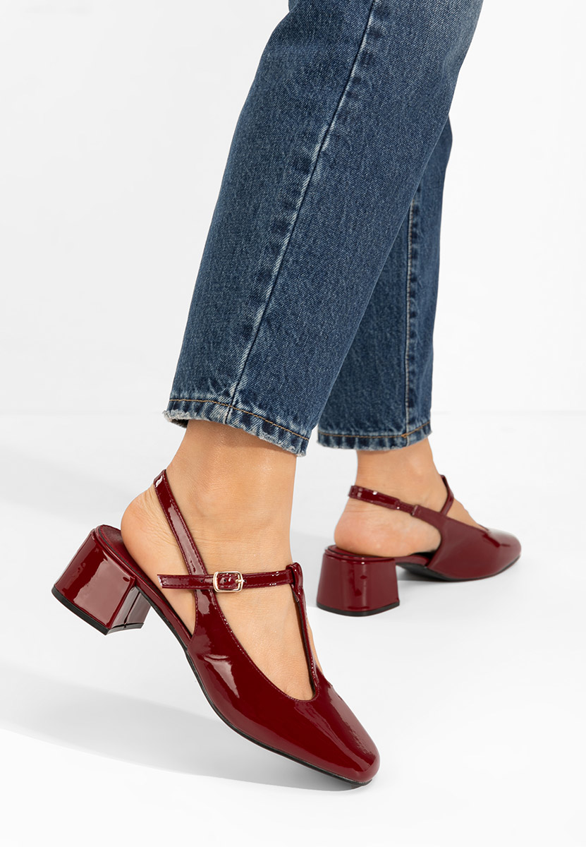 Czerwone czółenka na słupku Beatrina