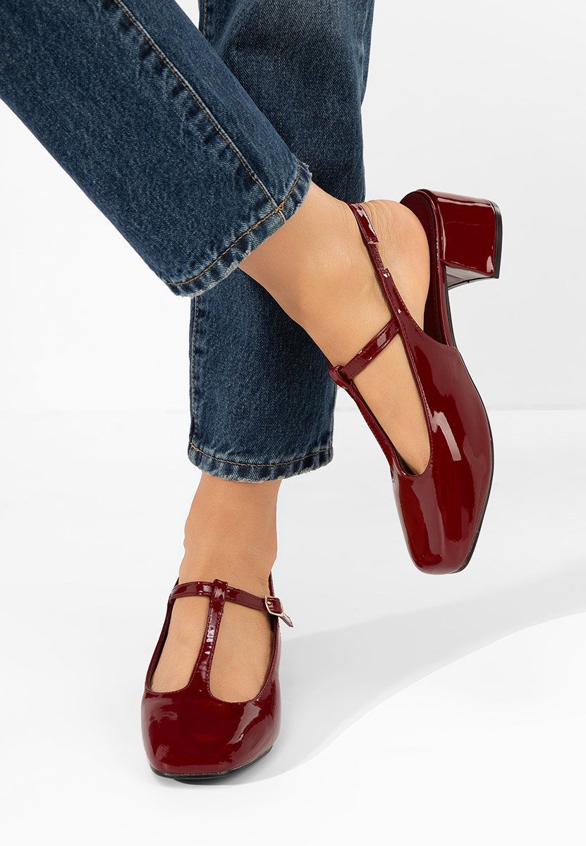 Czerwone czółenka na słupku Beatrina