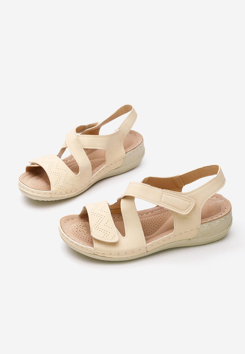 Beżowe sandały na niskim koturnie Lastisa