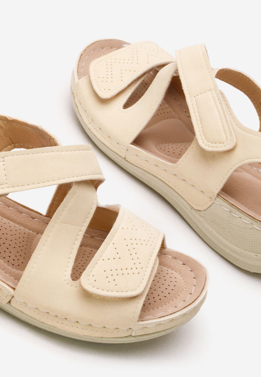 Beżowe sandały na niskim koturnie Lastisa