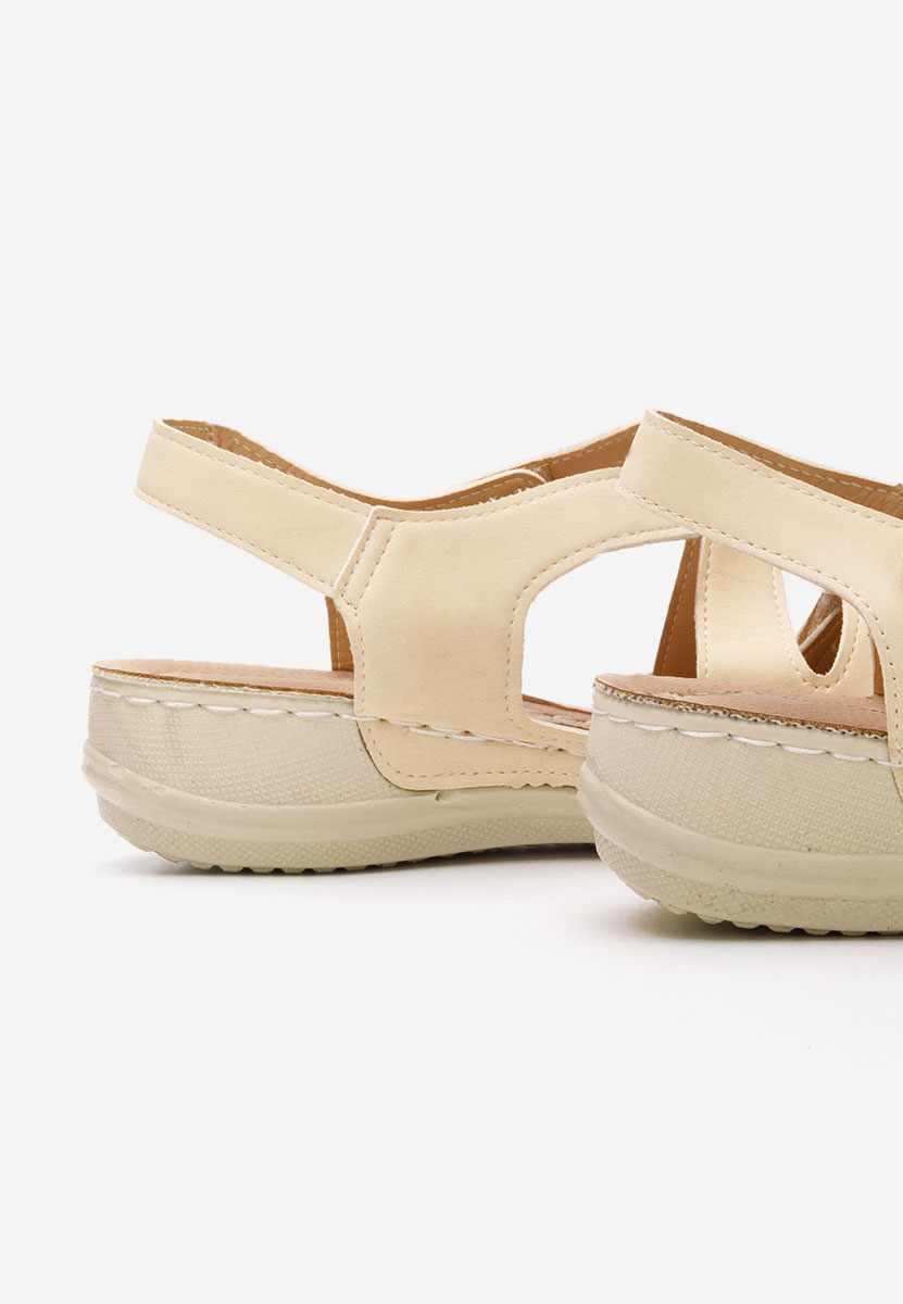 Beżowe sandały na niskim koturnie Lastisa