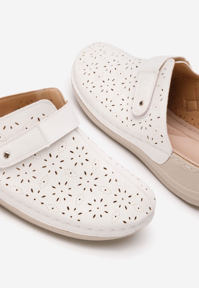 Białe drewniaki Sevastyana