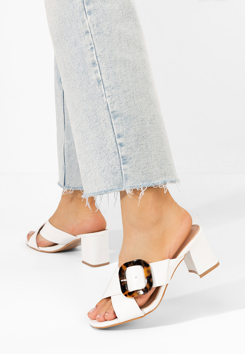 Białe klapki na obcasie Berieda