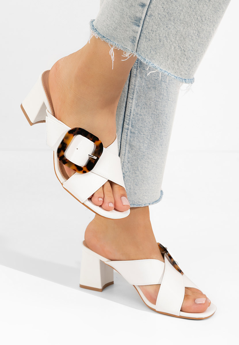 Białe klapki na obcasie Berieda