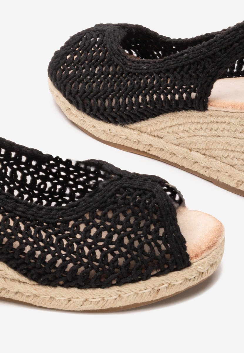 Czarne sandały na koturnie Xiomara