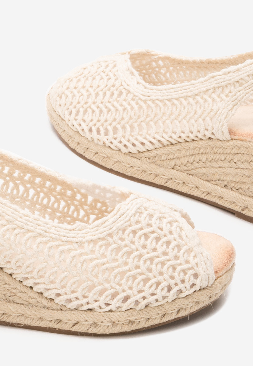 Beżowe sandały na koturnie Xiomara