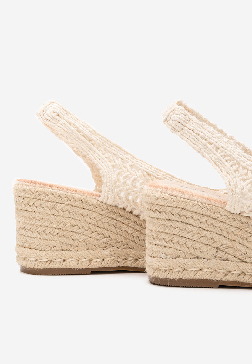 Beżowe sandały na koturnie Xiomara