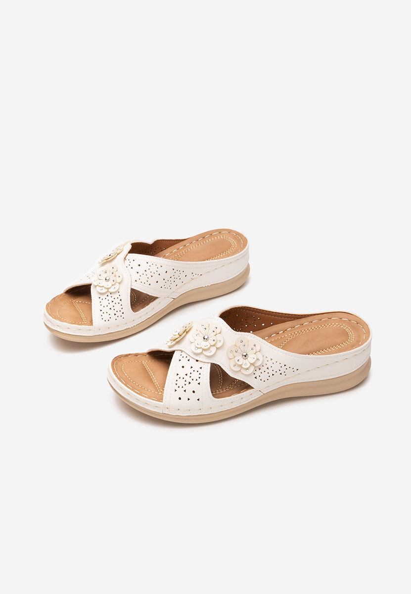 Białe klapki na koturnie Clarysa