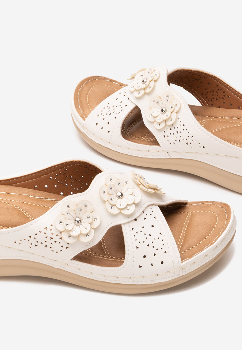 Białe klapki na koturnie Clarysa