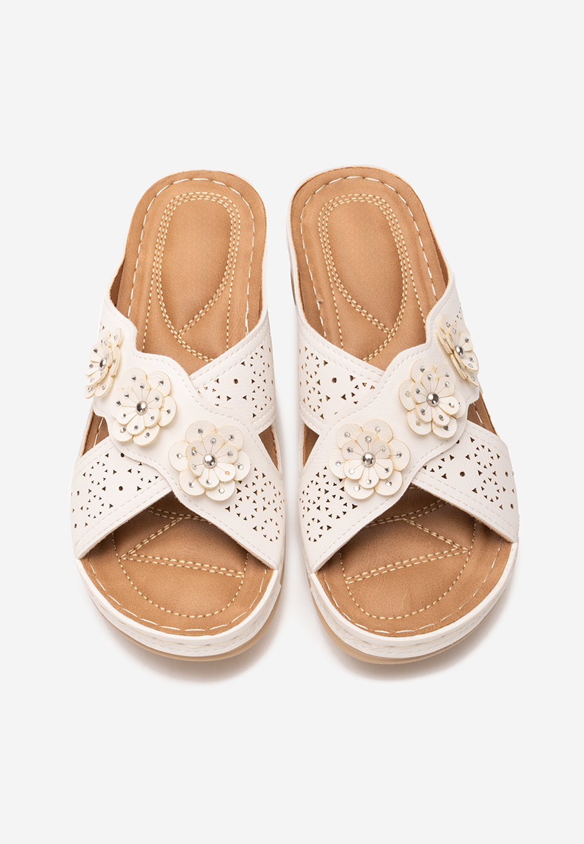 Białe klapki na koturnie Clarysa