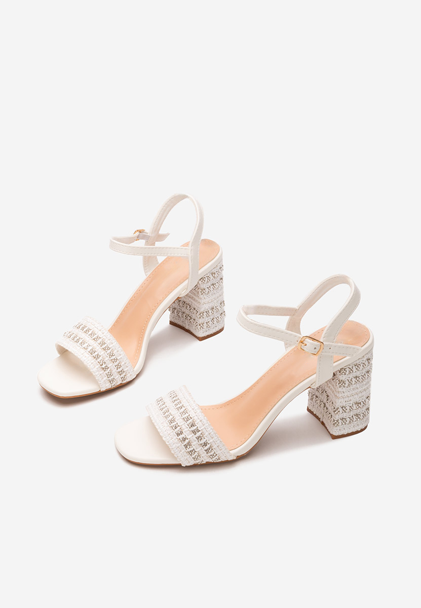 Białe sandały na słupku Marsela