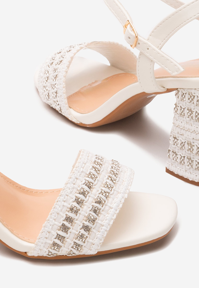 Białe sandały na słupku Marsela