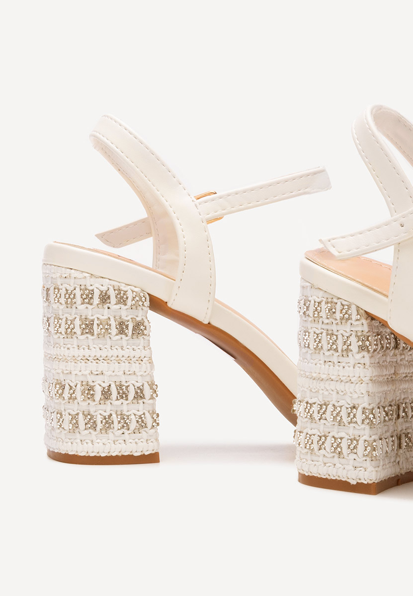 Białe sandały na słupku Marsela