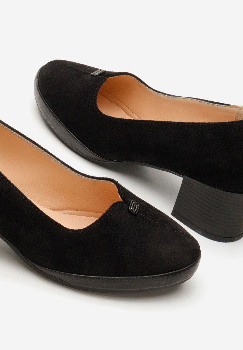 Czarne czółenka na słupku Jinny