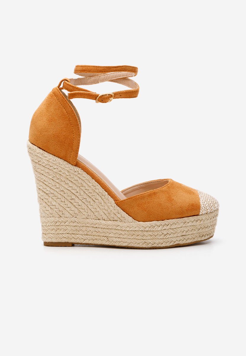 Camelowe sandały na koturnie Saniza V3