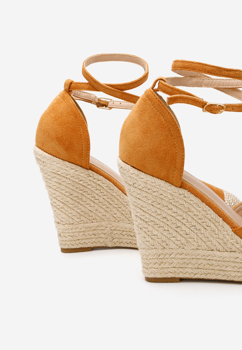 Camelowe sandały na koturnie Saniza V3